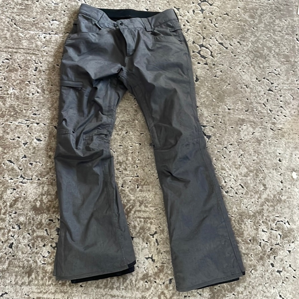 Women’s 686 Snowboarding Pants, Gray Size L (fit VERY small)